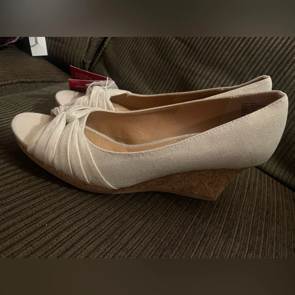 NWT Dexflex Women’s Peep Toe Wedge Shoes Size 10 Metallic Beige 3” Cork Heels